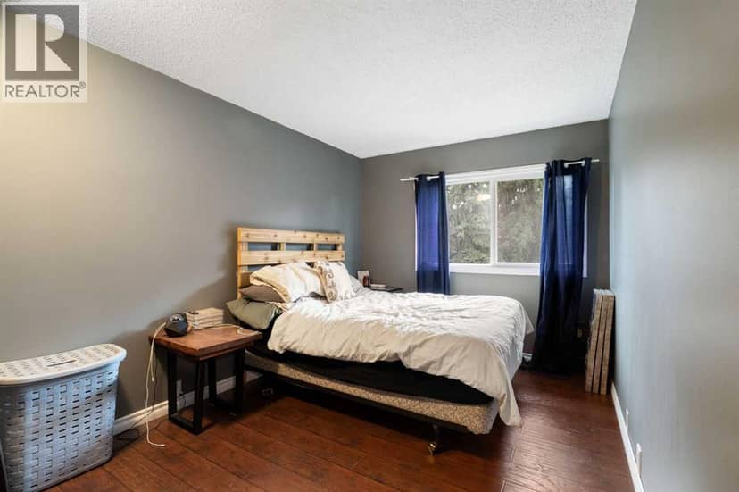 321 Queenston Heights SE — photo 26 of 39