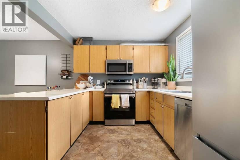 321 Queenston Heights SE — photo 16 of 39