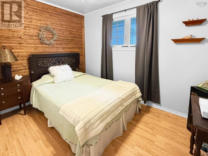 2092 MacQuarrie Avenue — photo 16 of 31