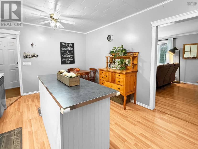 2092 MacQuarrie Avenue — photo 10 of 31