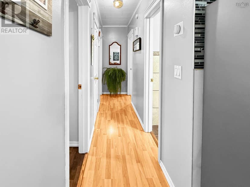 2092 MacQuarrie Avenue — photo 12 of 31