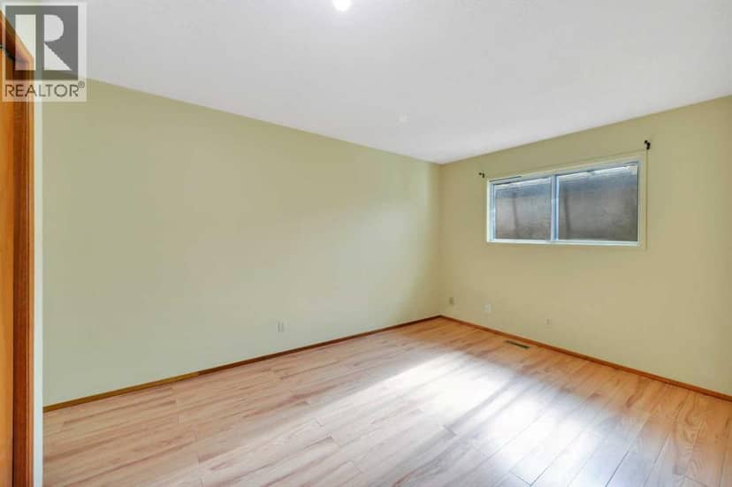 4613 44 Street — photo 14 of 34