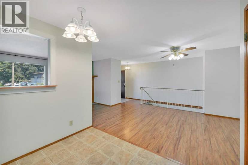 4613 44 Street — photo 10 of 34