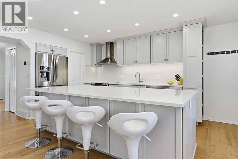 532 54 Avenue SW — photo 9 of 40
