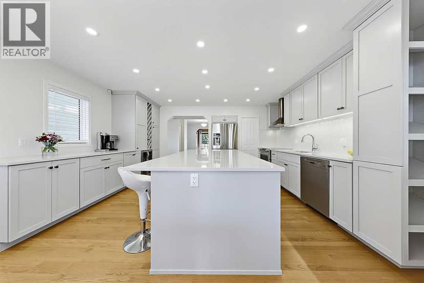 532 54 Avenue SW — photo 10 of 40