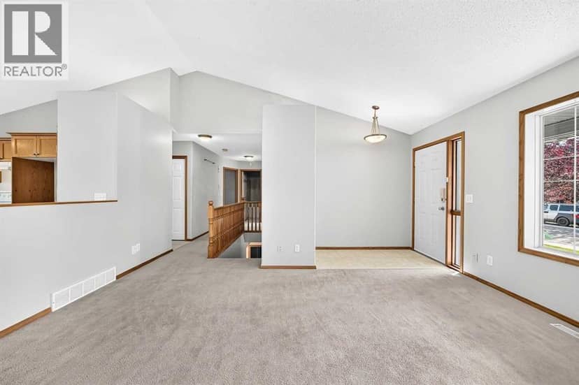 311 Robert Street SW, Diamond Valley, photo 6
