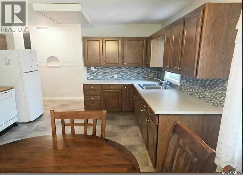 805 4th STREET E, Prince Albert, photo 3