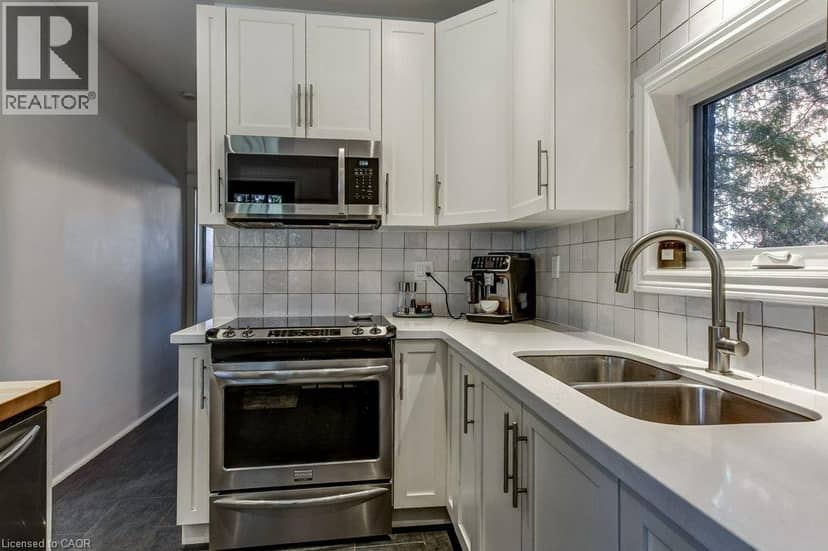 43 ROSSLYN Avenue S — photo 17 of 40