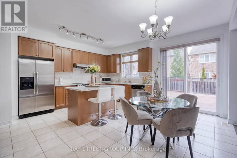 82 Prince Of Wales Drive — photo 11 of 37