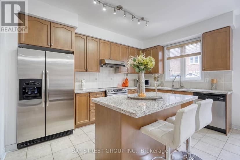 82 Prince Of Wales Drive — photo 13 of 37
