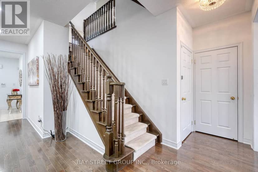 82 Prince Of Wales Drive — photo 15 of 37