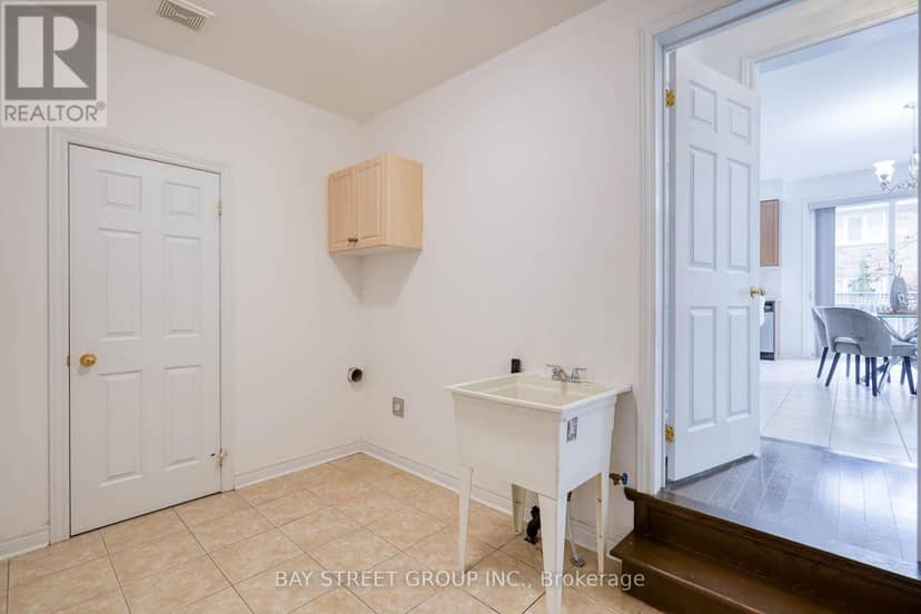 82 Prince Of Wales Drive — photo 34 of 37