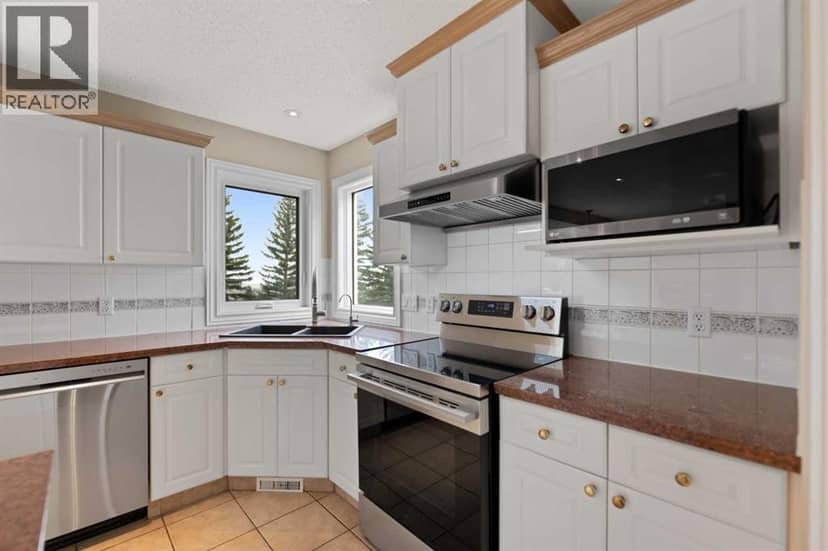 199 Hamptons Terrace NW — photo 13 of 40