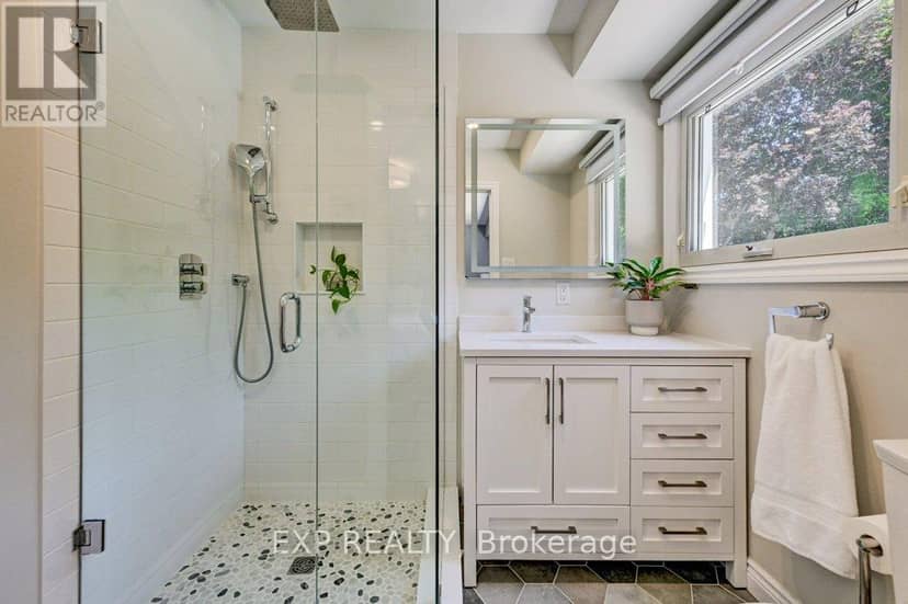 194 Dundas Street E — photo 15 of 40