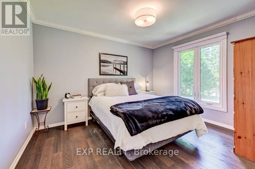 194 Dundas Street E — photo 16 of 40