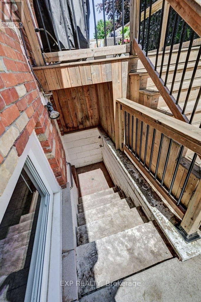 194 Dundas Street E — photo 33 of 40