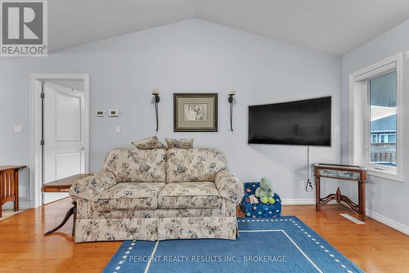 36 Sandhu Crescent — photo 18 of 40