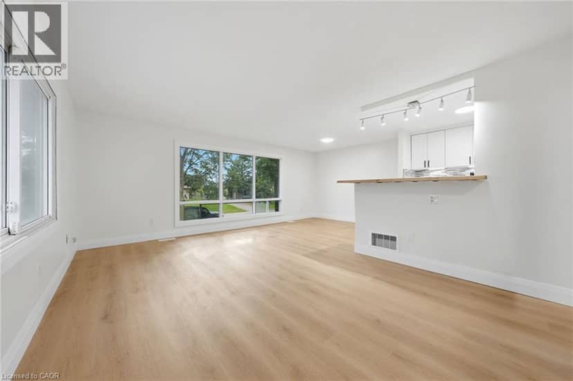 3 MANLEY Crescent — photo 10 of 40