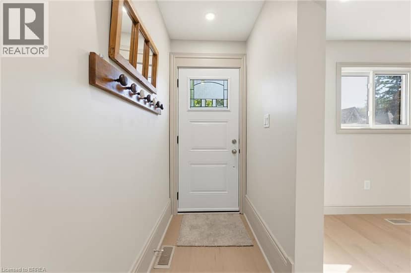 14 BOND Street, Brantford, photo 2