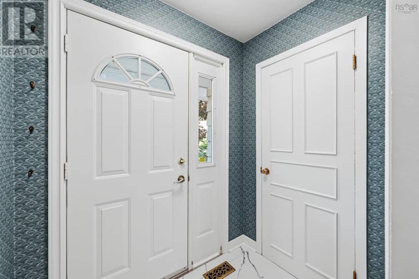 43 Deepwood Crescent — photo 3 of 40