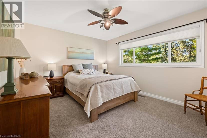 18 EVELYN Crescent — photo 17 of 40