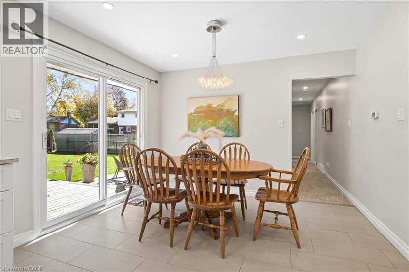 18 EVELYN Crescent — photo 10 of 40