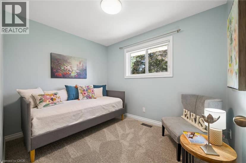 18 EVELYN Crescent — photo 14 of 40
