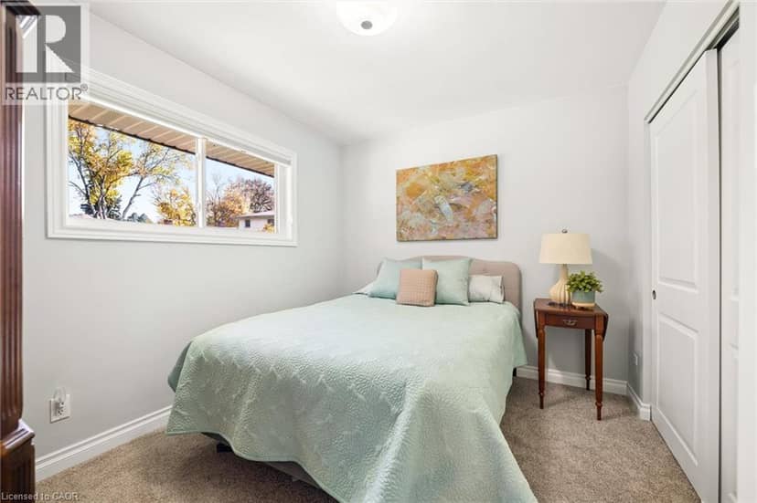 18 EVELYN Crescent — photo 16 of 40