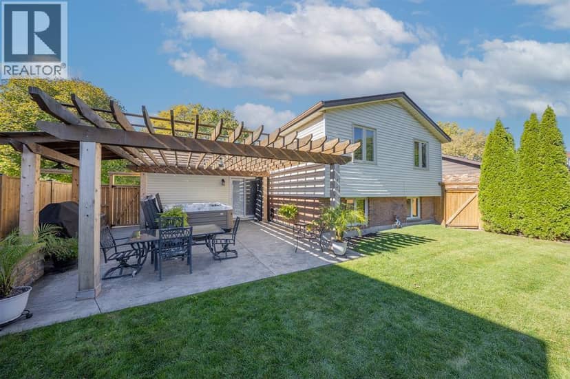 1592 Coventry Court, Sarnia, photo 2