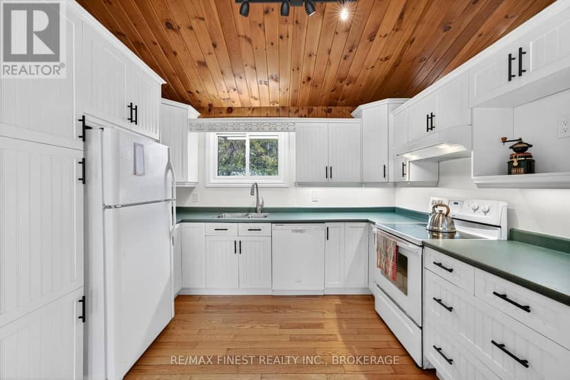 8 Sunrise Court, Prince Edward County, photo 3