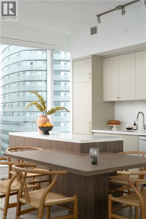 10 YORK Street Unit# 6210 — photo 14 of 40