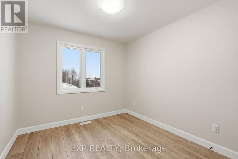 140 Elizabeth Crescent — photo 14 of 23