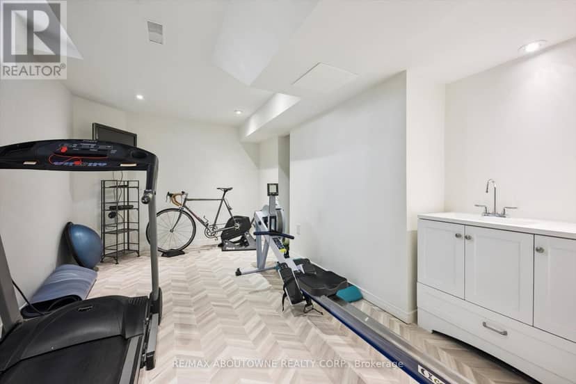 2086 Sprucedale Drive — photo 37 of 40