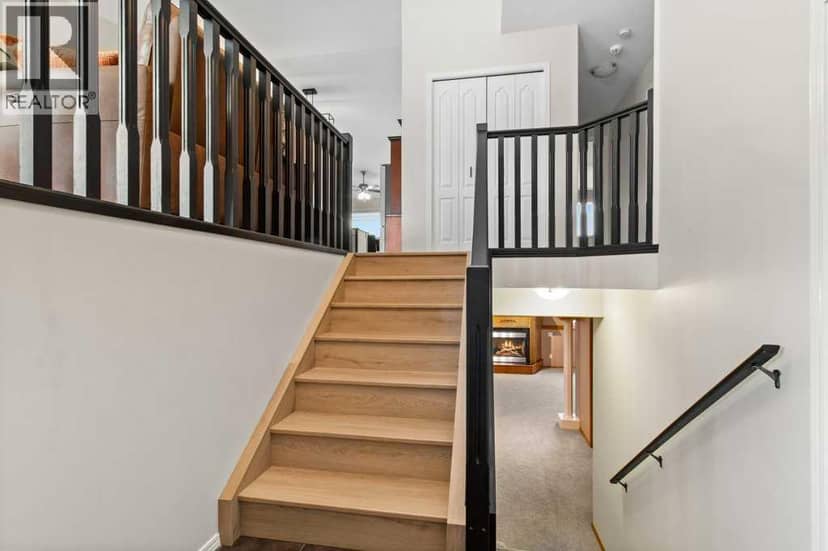 130 Oaklands Crescent — photo 17 of 35