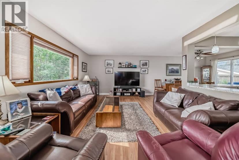 7827 Fairmount Drive SE, Calgary, photo 2