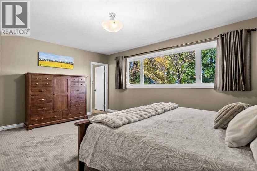 6526 Laurentian Way SW — photo 16 of 40