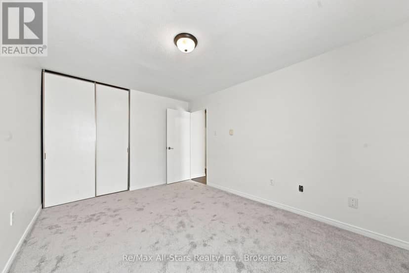 806 - 855 Kennedy Road — photo 34 of 40