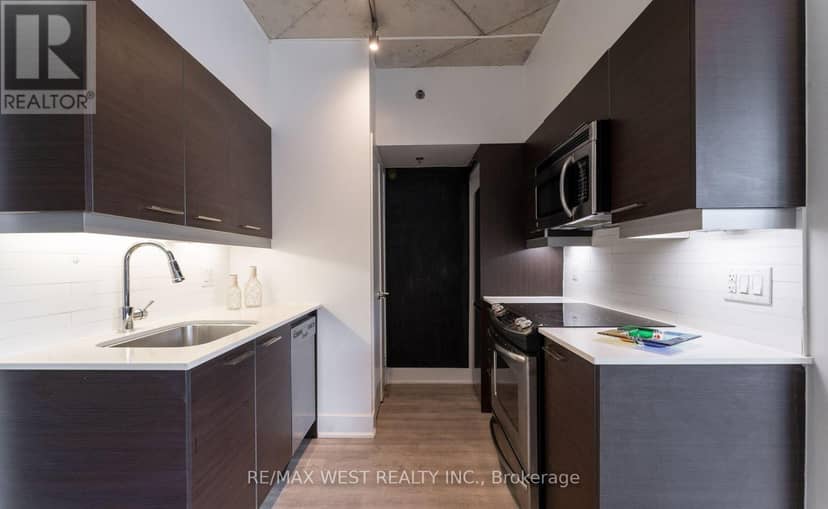 303 - 90 Trinity Street — photo 15 of 35