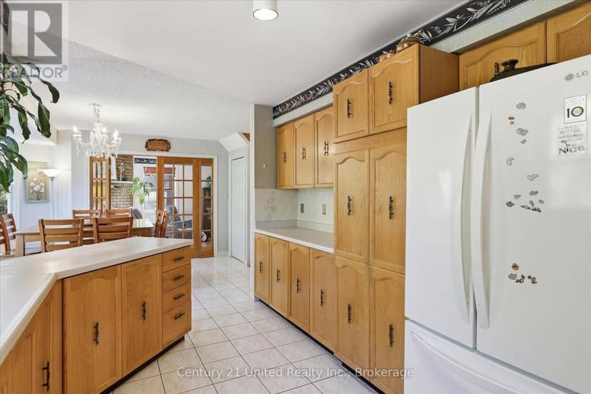 1600 Firwood Crescent — photo 13 of 40