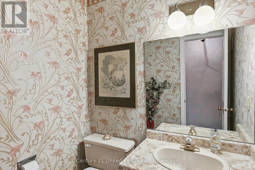 1600 Firwood Crescent — photo 15 of 40