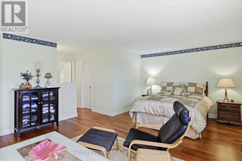 1600 Firwood Crescent — photo 18 of 40