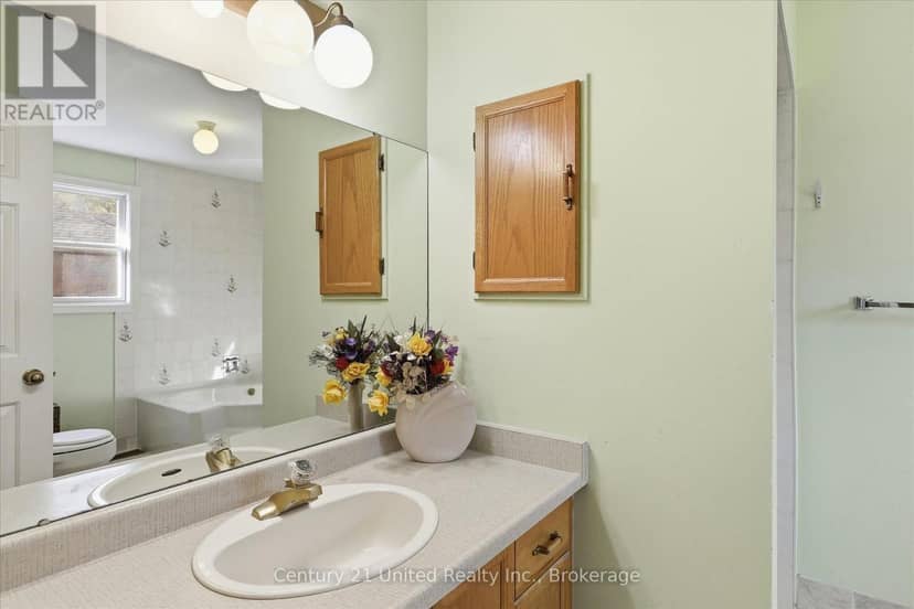 1600 Firwood Crescent — photo 20 of 40