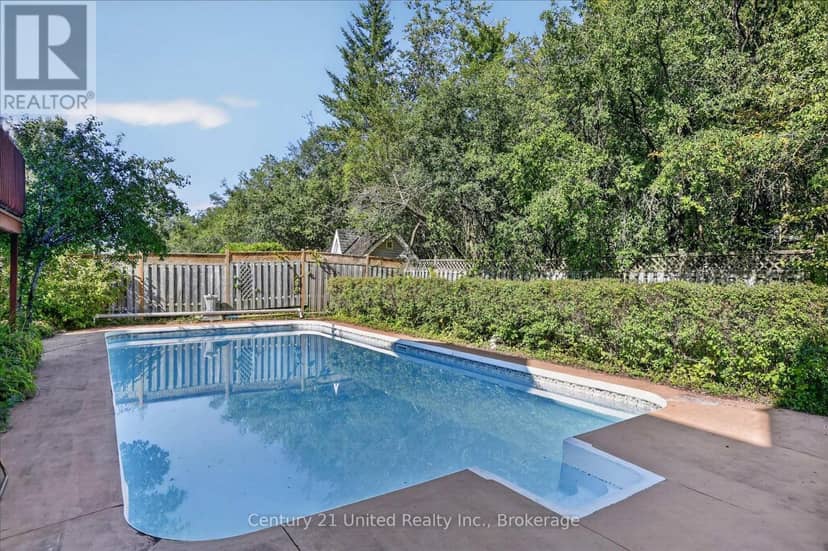1600 Firwood Crescent — photo 39 of 40