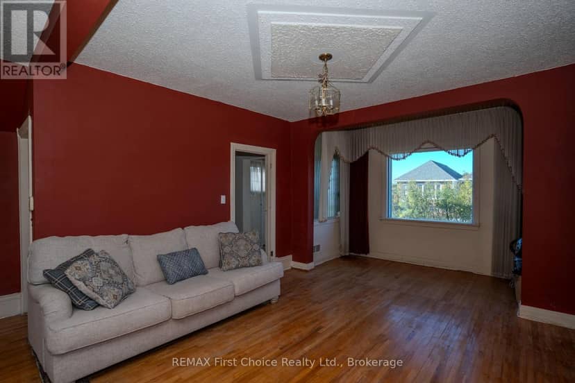 1004 Alberta Street — photo 10 of 37