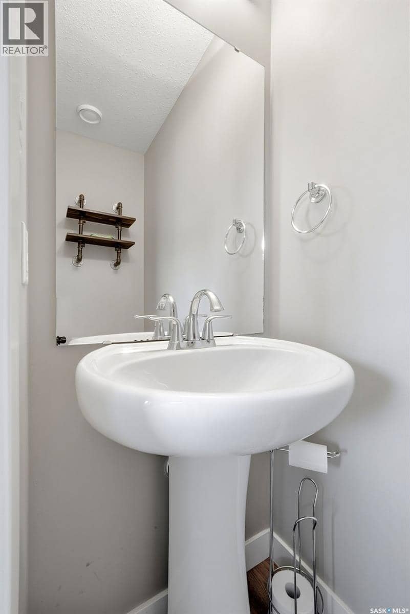5434 McClelland DRIVE — photo 9 of 24