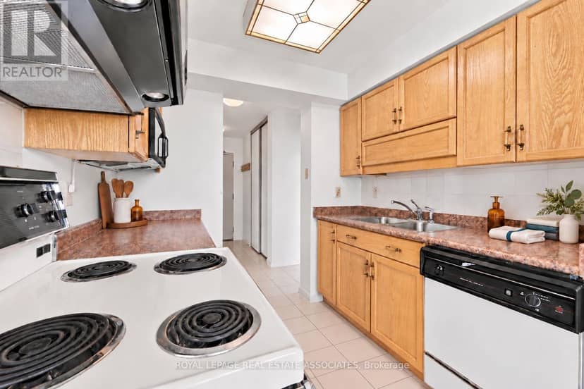 808 - 350 Rathburn Road W — photo 20 of 40