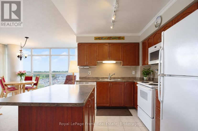904 - 1600 Charles Street, Whitby, photo 2