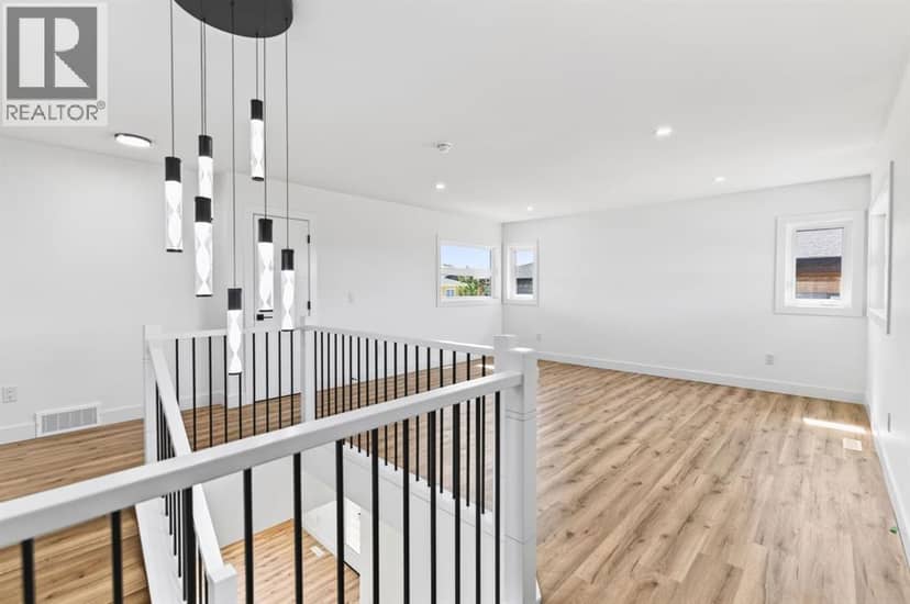 33 Thatcher Avenue — photo 18 of 40
