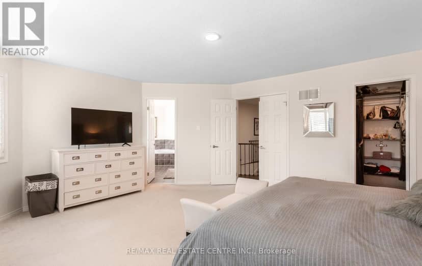 40 Hepburn Crescent N — photo 21 of 40