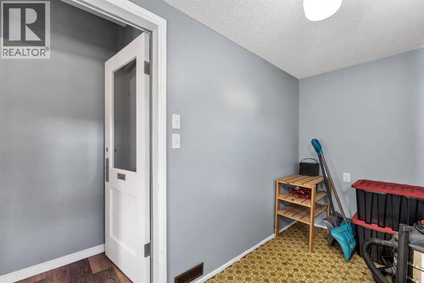 922 4 Street SE, Medicine Hat, photo 5